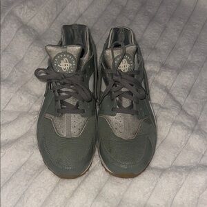 Nike Air Huarache women’s green Sneakers